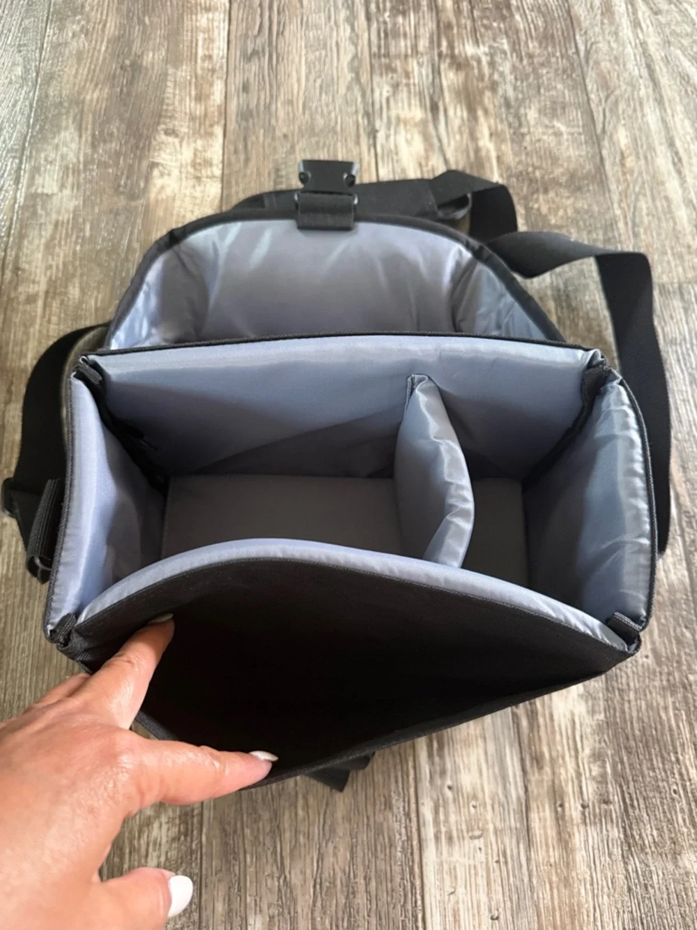 Canon EOS Shoulder Bag (Black) Camera 100ES